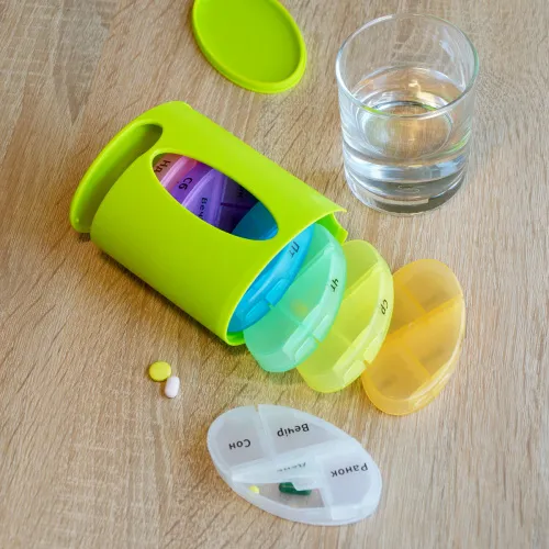 Органайзер для таблеток на 7 днів, овальний, зелений, з поліпропілену, 96х60х120 мм